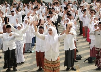 Pecahkan Rekor MURI, 1.000 ASN Kota Cirebon Ikut Kenakan Sarung Tenun se-Jabar