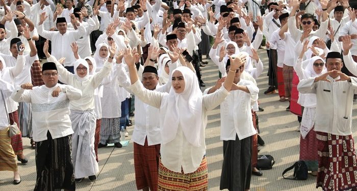 Pecahkan Rekor MURI, 1.000 ASN Kota Cirebon Ikut Kenakan Sarung Tenun se-Jabar