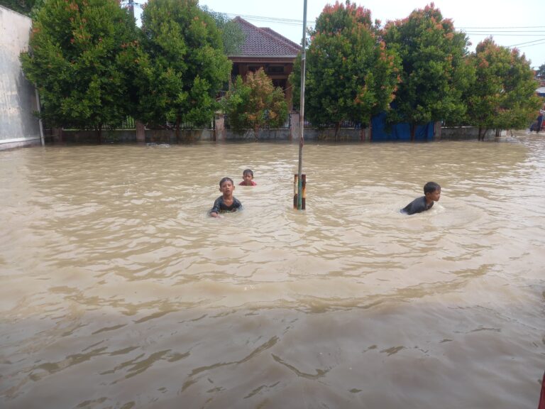 Banjir Melanda Cirebon, Aktivitas Belajar di SDN 1 Bayalangu Kidul Lumpuh Total