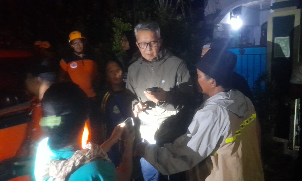 PJ Walikota Cirebon Agus Mulyadi saat meninjau langsung lokasi yang terkena banjir bandang.