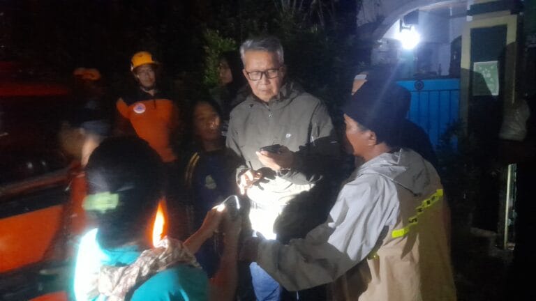 PJ Walikota Cirebon Agus Mulyadi saat meninjau langsung lokasi yang terkena banjir bandang.