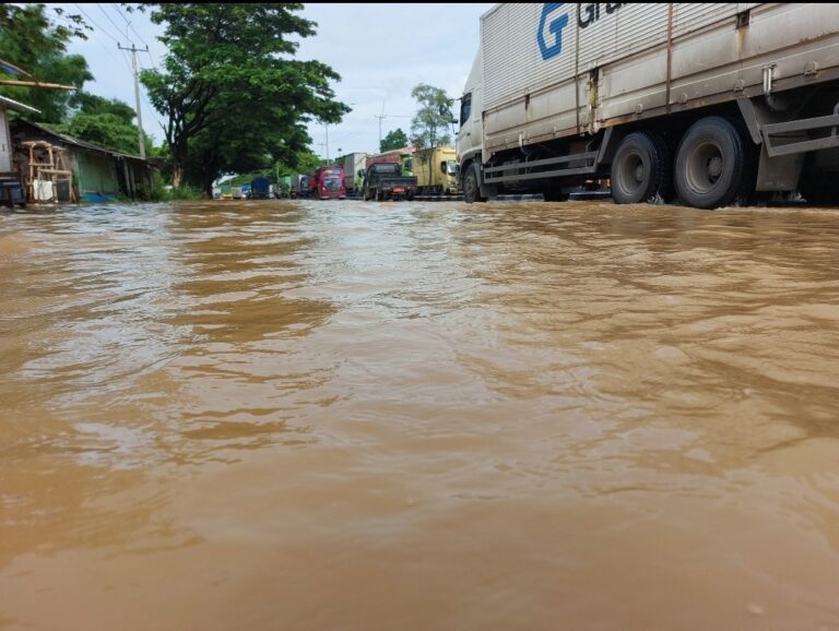 Banjir Lumpuhkan Jalur Pantura di Antrean Kendaraan Mengular 1 Kilometer