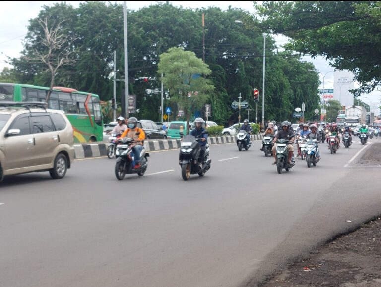 Puncak Arus Balik Ribuan Motor Padati Pantura Cirebon, Jalur Kritis Diperketat