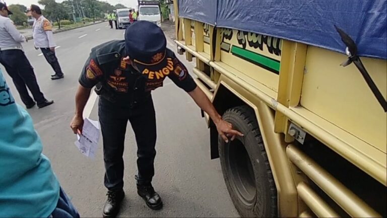Petugas Gelar Ramp Check di Exit Tol Kanci, Banyak Kendaraan Tak Layak Jalan