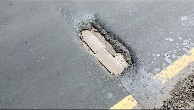 Miris! Jelang Mudik Lubang Hiasi Sepanjang Jalan Pantura Cirebon