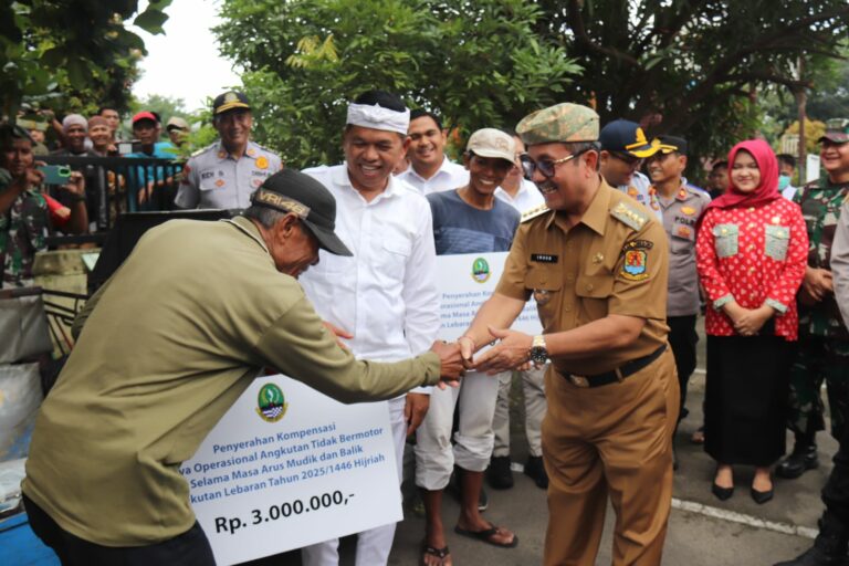 Dilarang Beroperasi Saat Mudik, Ratusan Penarik Becak di Cirebon Terima Kompensasi