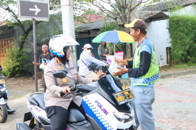 Cara Ngabuburit Polisi di Cirebon Dari Dapur-Takjil