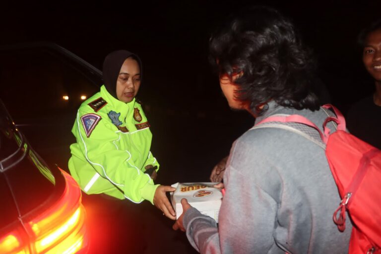 Patroli Sahur Polresta Cirebon Jaga Keamanan-Bangunkan Warga, dan Bagikan Makanan