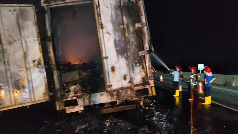 Truk Tronton Terbakar di Tol Kanci-Pejagan, Muatan Ludes Dilalap Api