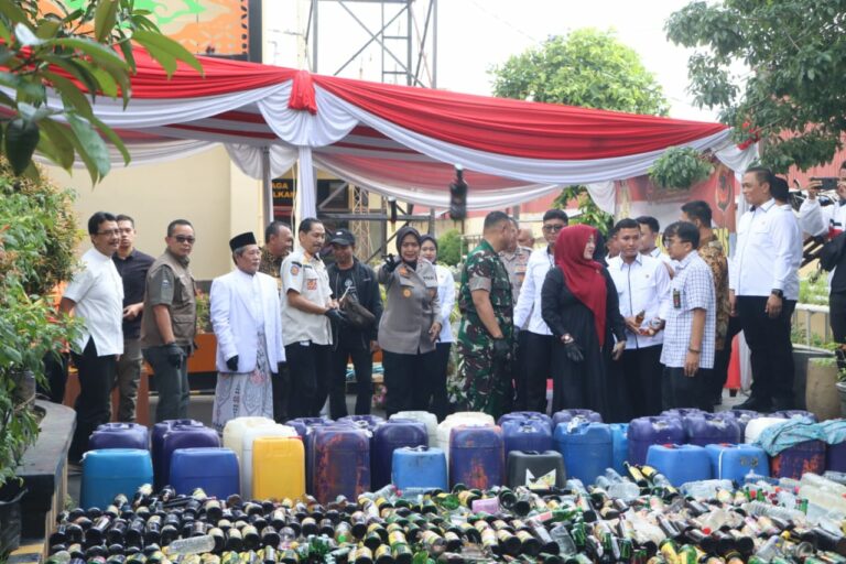Ribuan Botol Miras Dimusnahkan, Polresta Cirebon Nyatakan Perang terhadap Miras