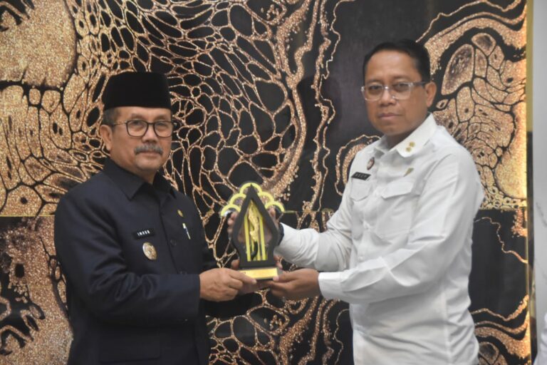 Pemkab Cirebon Terima Sertifikat Kekayaan Intelektual Komunal, Batik Cirebon Kian Diakui