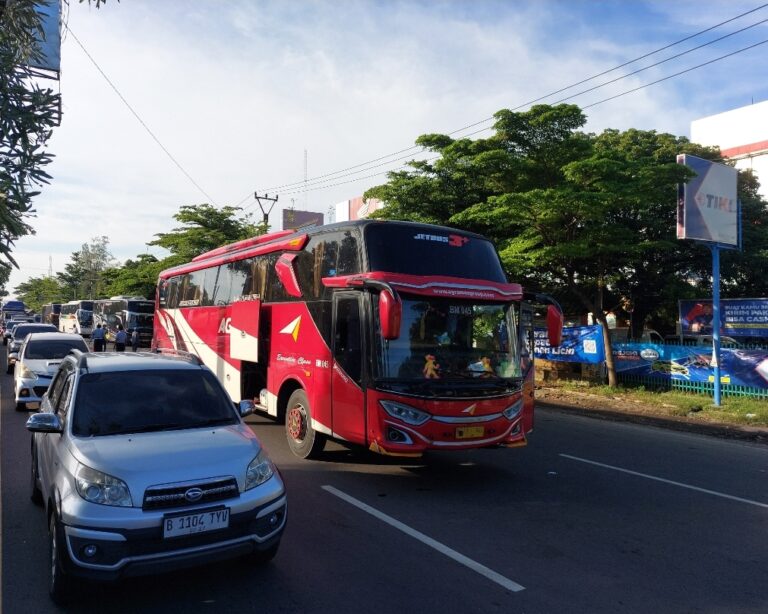 Macet Mengular Panjang, Ternyata Ini Penyebab Pantura Cirebon Macet
