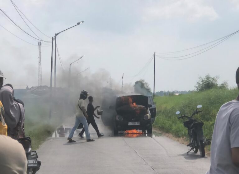 Mobil Terbakar di Gegesik, Lima Penumpang Selamat dari Maut