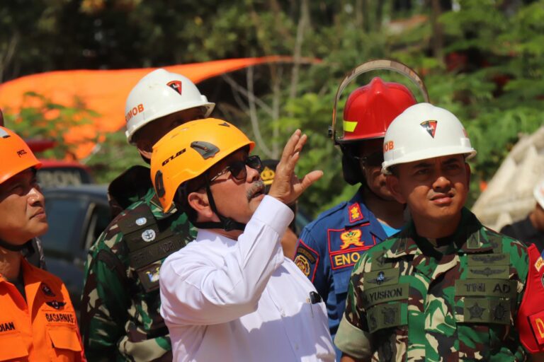 Peduli Korban Longsor, Bupati Cirebon Tinjau Langsung Lokasi Bencana di Gunung Kuda