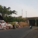 Tumpukan sampah di pinggir jalan Desa Setu Patok (Foto: Okim)