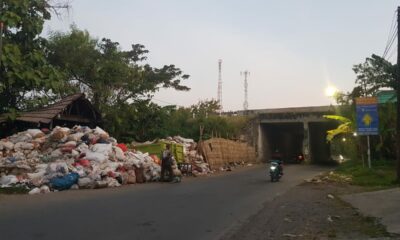 Tumpukan sampah di pinggir jalan Desa Setu Patok (Foto: Okim)