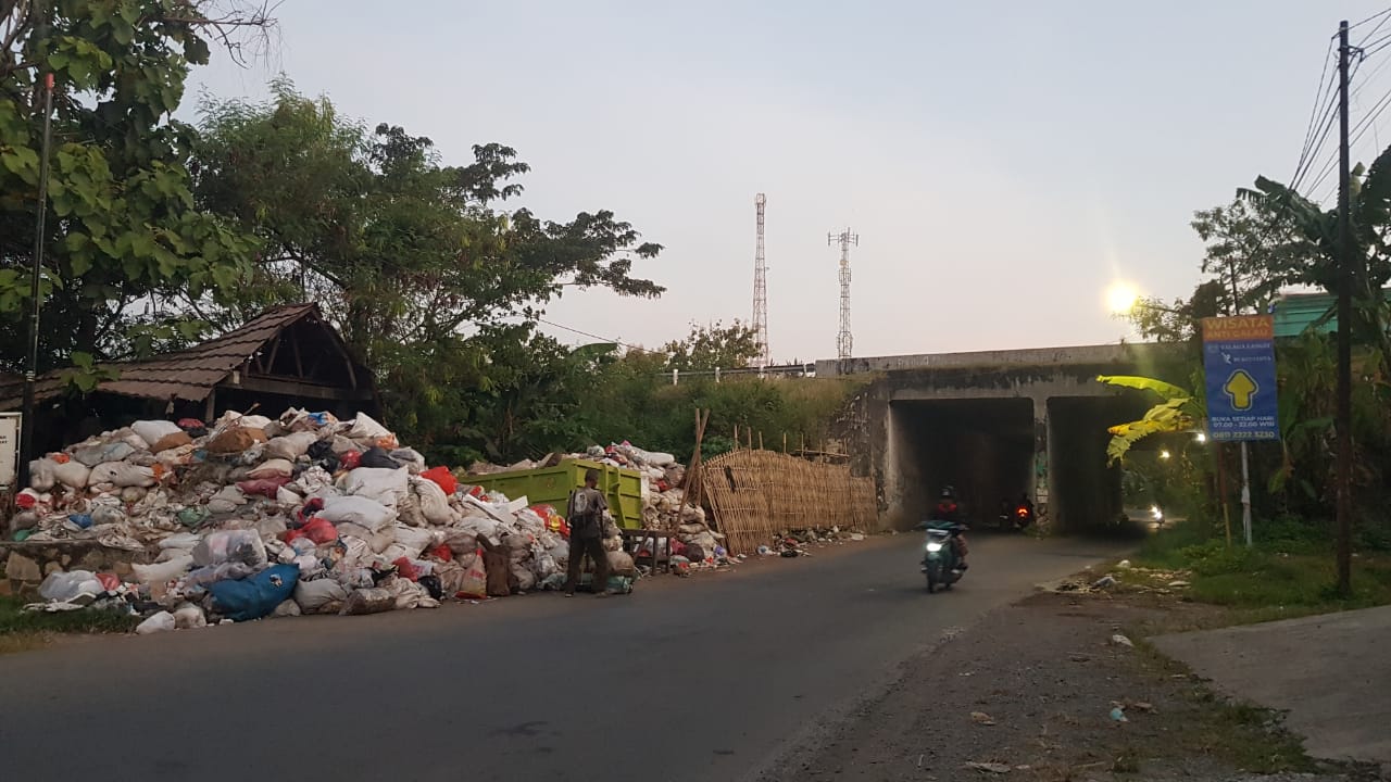 Tumpukan sampah di pinggir jalan Desa Setu Patok (Foto: Okim)