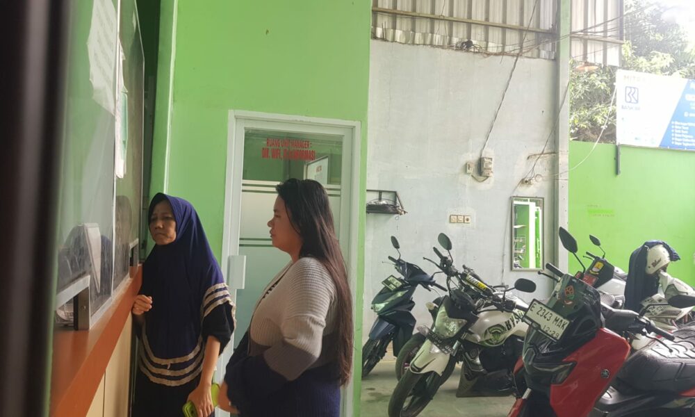 Salah seorang warga saat melakukan transaksi di unit usaha BRI link milik BUMDes Munjul