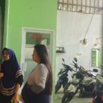 Salah seorang warga saat melakukan transaksi di unit usaha BRI link milik BUMDes Munjul