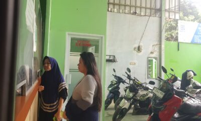 Salah seorang warga saat melakukan transaksi di unit usaha BRI link milik BUMDes Munjul