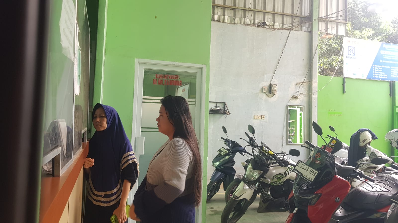 Salah seorang warga saat melakukan transaksi di unit usaha BRI link milik BUMDes Munjul