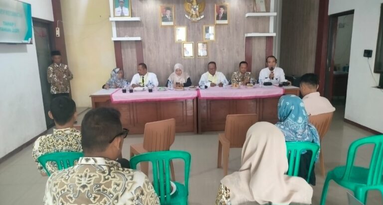 Tertibkan Pengelolaan Dana Desa, Camat Mundu Pimpin Monev di Desa Penpen