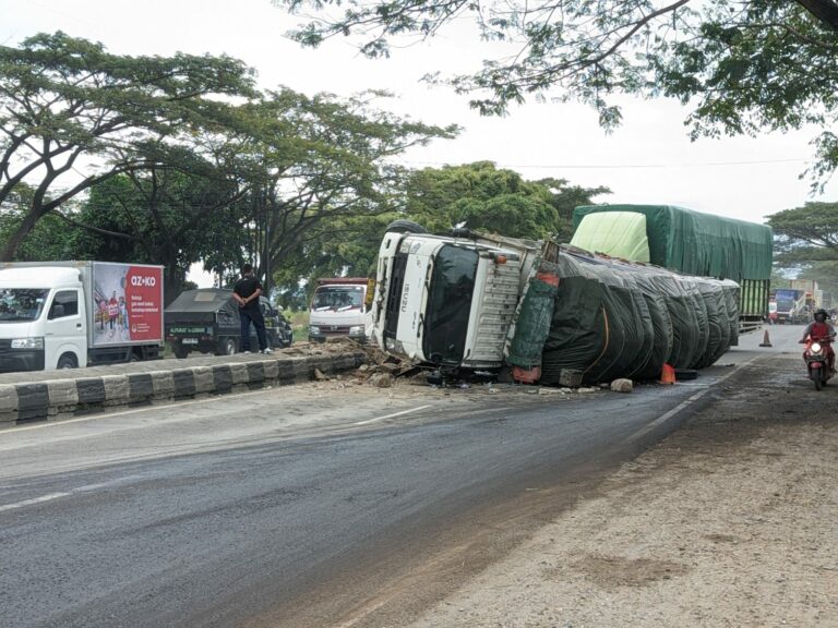 Hindari Pengendara Motor, Truk Tronton Terguling