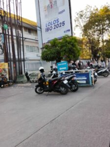 Potret parkir liar di sepanjang CSB Mall hingga BPK Penabur jalan Cipto Kota Cirebon. (Ciayumajakuning.id)