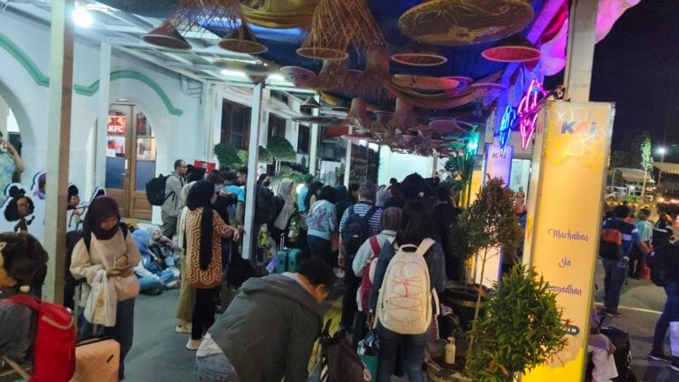 KA Argo Bromo Anggrek Anjlok, Penumpang Menumpuk di Stasiun Cirebon