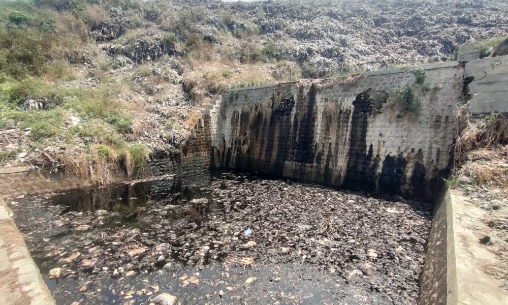Penampakan bak penampungan air dari metode open dumping di TPA Kopiluhur diduga mencemari sumur warga. (Ciayumajakuning.id)