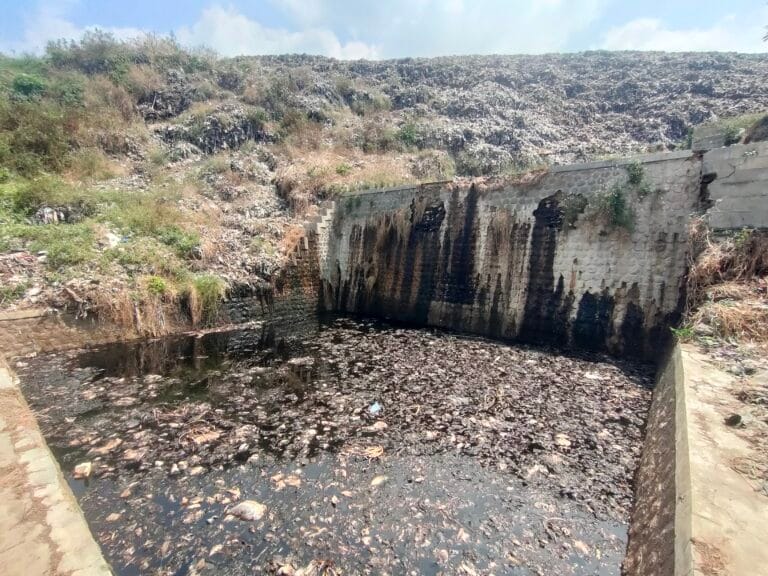 Penampakan bak penampungan air dari metode open dumping di TPA Kopiluhur diduga mencemari sumur warga. (Ciayumajakuning.id)