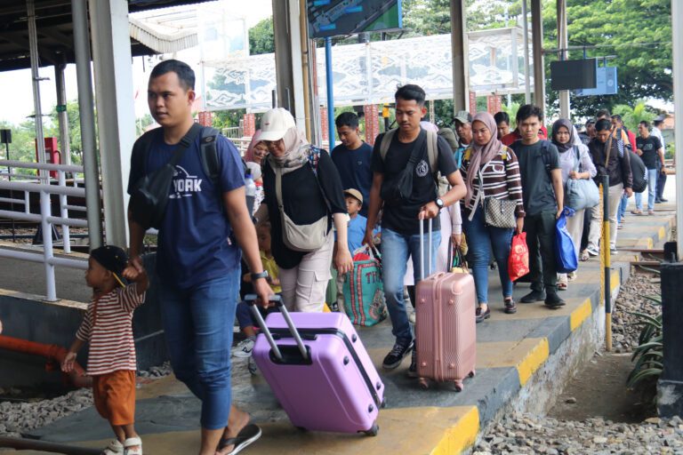 Sambut Arus Balik Lebaran 2026, Stasiun Mulai Padat Penumpang