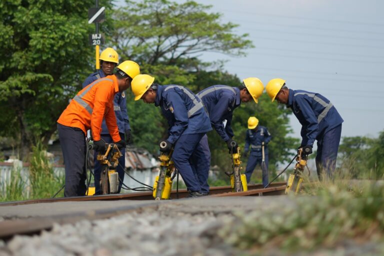 Perjalanan Kereta Api Terlambat, Daop 3 Cirebon Ganti Alat Pengubah Jalur