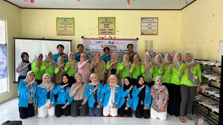 Mahasiswa Kembangkan Produk Olahan Jambu Bersama KWT di Desa Pajambon
