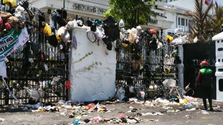 Fasilitas Umum di Sekitar Gedung Sate dan DPRD Jabar Mulai Dibersihkan Pasca Demonstrasi
