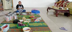 Kepala desa Kawunghilir memasak sendiri makanan bergizi untuk dibagikan ke warga sebagai realisasi program nyaah ka indung jeung bapak