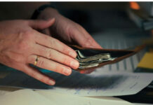 Merayakan Gaji Pertama untuk Self Reward dengan Bijak