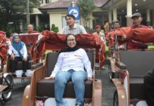 Wabup Cirebon Beri 100 Pebecak Lansia Bantuan Becak Listrik