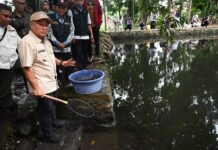 Bupati Kuningan Tebar 150 Benih Ikan Dewa di Sangkanurip