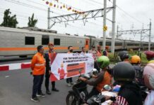 KAI Daop 6 Bersama KAI Properti Gelar Sosialisasi Keselamatan di Perlintasan KA