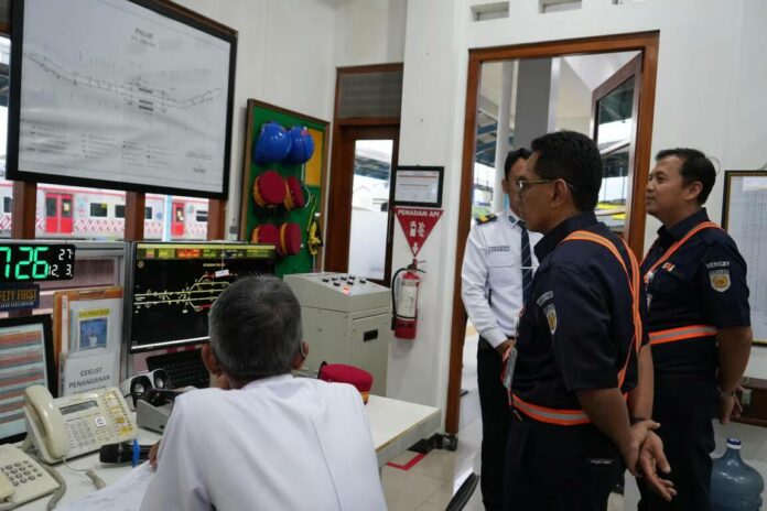 Pastikan Operasional KA Tetap Aman Memasuki Musim Penghujan dan Jelang Masa Nataru, KAI Daop 6 Yogyakarta Lakukan Inspeksi Lintas