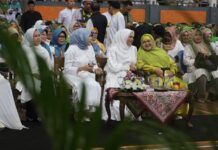 Tausyiah Mamah Dedeh Sejukkan Jamaah Kuningan Bertasbih