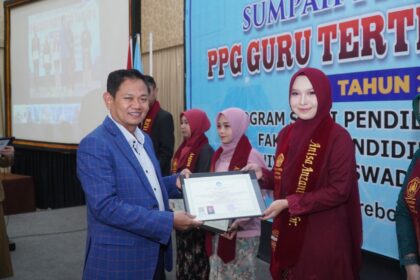 Penyerahan sertifikat PPG oleh Rektor UGJ, Prof Dr Achmad Faqih, SP, MM kepada salah satu peserta. Foto: dok. UGJ