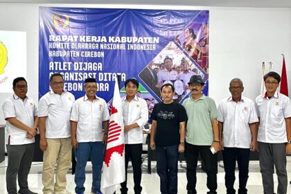 Ketua Koni Kabupaten Cirebon, Agus Kurniawan Budiman bersama pengurus Cabang Olahraga (Cabor) Bridge. Foto: dok. Humas Koni Kabupaten Cirebon