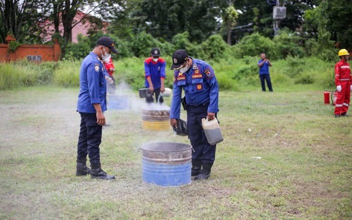 Damkarmat Cirebon dan Pertamina Gelar Latihan Gunakan APAR