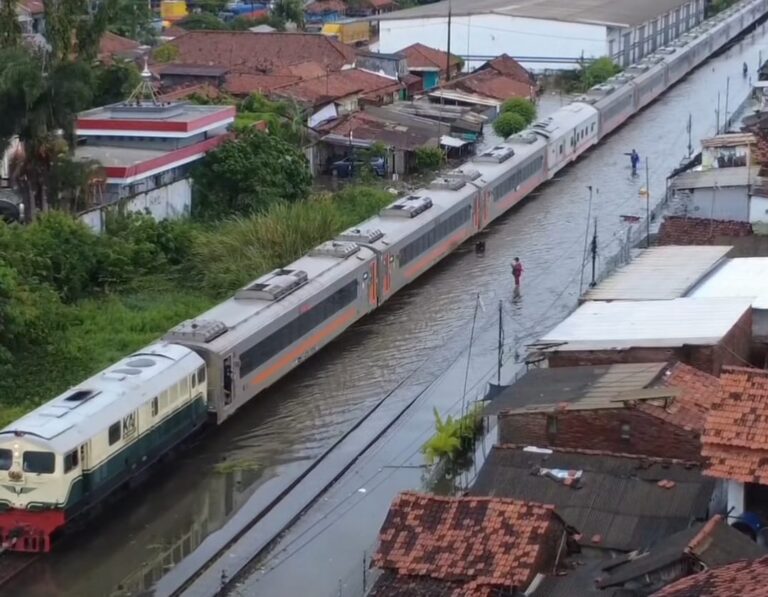 28 Perjalanan Kereta Api Dibatalkan Imbas Banjir Meluas