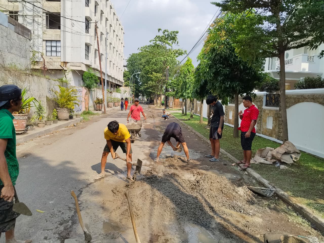 Karang Taruna Sicalung bersama warga swadaya lakukan perbaikan jalan Kandang Perahu (Foto: istimewa)