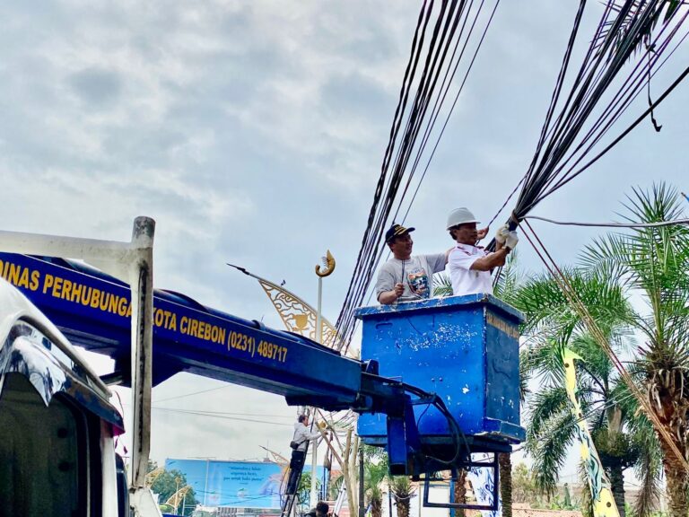 Penataan Kabel Semrawut Dimulai, Wali Kota Cirebon Targetkan 1 Km per Hari