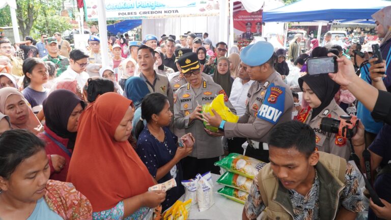 Ratusan Warga Serbu Sembako di Bawah Harga Pasar