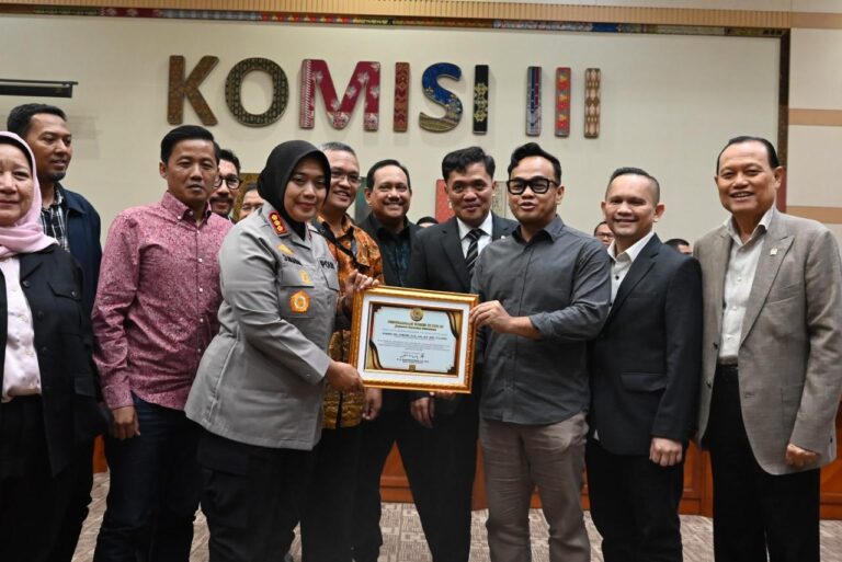 Kombes Pol Sumarni saat menerima penghargaan dari Komisi III DPR RI.